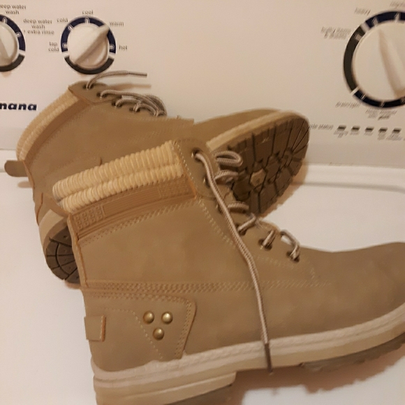 Pair of boots - Picture 2 of 4